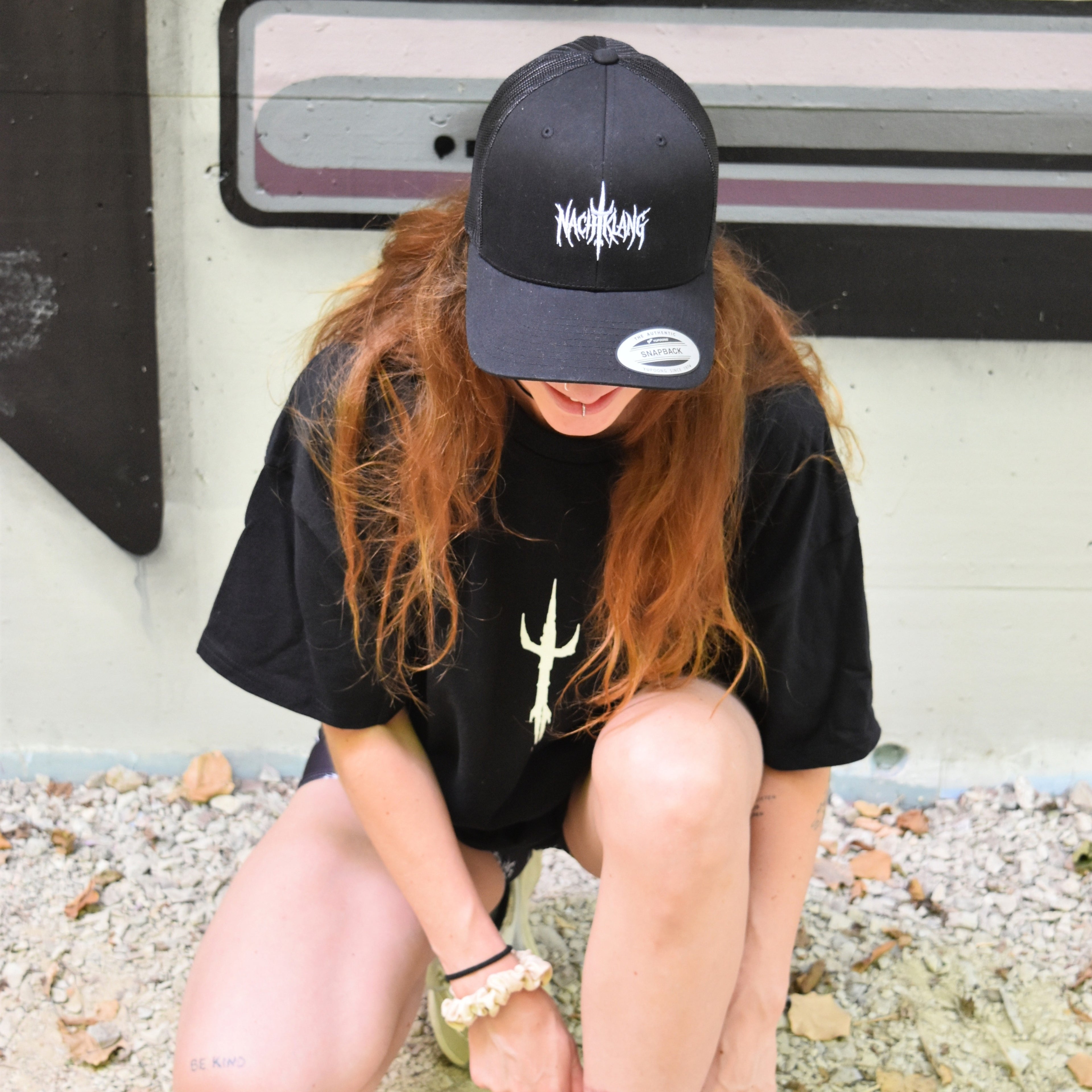 Nachtklang Logo Trucker Cap – gestickt